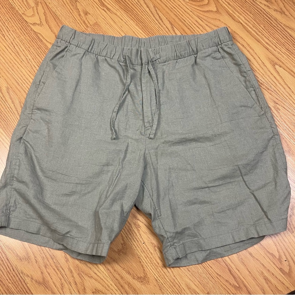 H&M Men's Regular Fit Linen-Blend Drawstring Short in Sage Green
